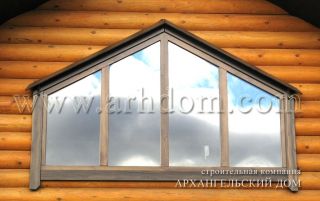 Наружная деревянная отделка окна в бревенчатом доме