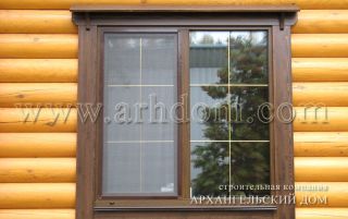 Наружная деревянная отделка окна в доме из бревна