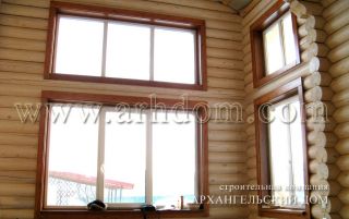 Внутренняя деревянная отделка окон в бревенчатом доме