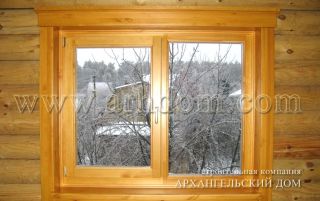 Внутренняя деревянная отделка окна в доме из бревна