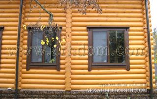 Наружная деревянная отделка окон в бревенчатом доме